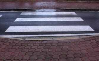 ירד מהמדרכה לכביש ונפל, עיריית חיפה תפצה ירד מהמדרכה לכביש ונפל, עיריית חיפה תפצה