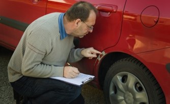 הרכב נפגע כשיצא לאסוף את בתו, התובע יקבל פיצוי הרכב נפגע כשיצא לאסוף את בתו, התובע יקבל פיצוי