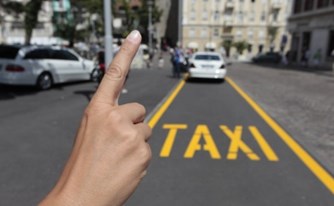 נהג המונית התייחס בצורה בוטה לנוסעת עיוורת, ויפצה נהג המונית התייחס בצורה בוטה לנוסעת עיוורת, ויפצה
