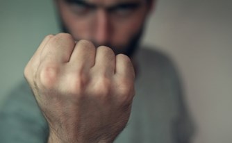 מעצר בית - הצעיר נהג באלימות קשה, השופט השתכנע שאינו מסוכן מעצר בית - הצעיר נהג באלימות קשה, השופט השתכנע שאינו מסוכן