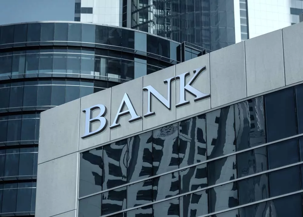 האם בנק הפועלים גובה מלקוחותיו עמלות יתר בניגוד לחוק?(1)