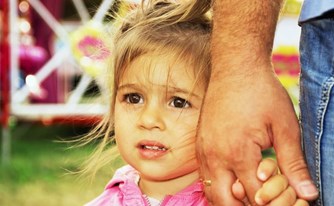 האם השאירה את הילדים בבית ללא השגחה, המשמורת עליהם עברה לאב האם השאירה את הילדים בבית ללא השגחה, המשמורת עליהם עברה לאב