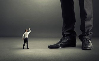 התעמרות בעבודה: מה לעשות כשהמעסיק עובר את הגבול התעמרות בעבודה: מה לעשות כשהמעסיק עובר את הגבול