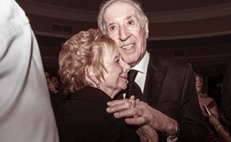 הבעל לא השאיר צוואה והאלמנה נאלצה להילחם על כספי הירושה ולהתעמת עם שמונת אחיו הבעל לא השאיר צוואה והאלמנה נאלצה להילחם על כספי הירושה ולהתעמת עם שמונת אחיו