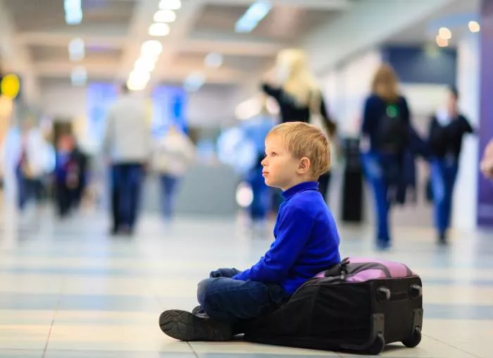 ילד בשדה התעופה, אפוטרופסות