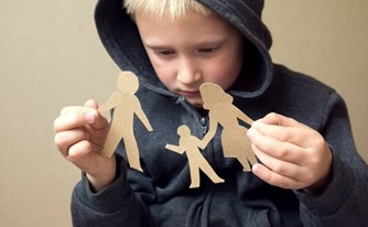 במקרה של גירושין או פרידה, האם אפשר להעביר את הילדים למקום מגורים אחר?