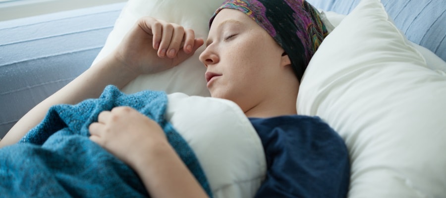אשה חולת סרטן נחה במיטה