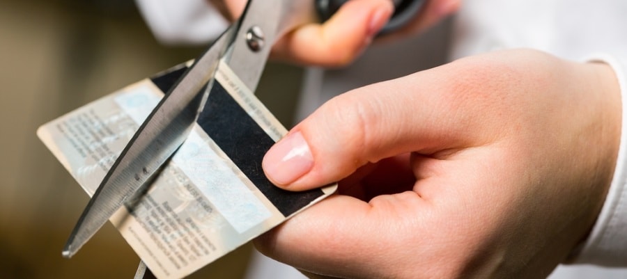 גזירת כרטיס האשראי - כדי לא להתפתות לשלם בו