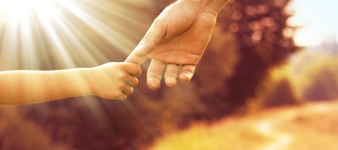 האב והבן מחזיקים ידיים