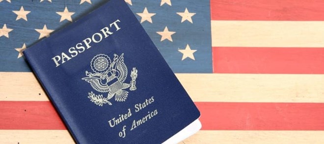 דרכון אמריקאי על רקע דגל ארה"ב